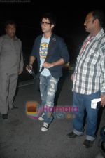 Shahid Kapoor leave for South Africa concert in Mumbai Airport on 8th Jan 2011 (8).JPG